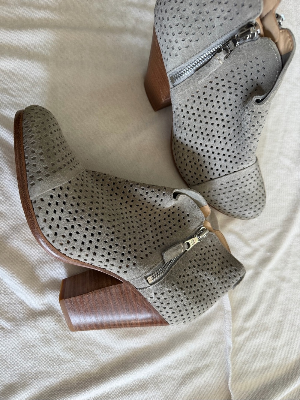 Rag & Bone New York Gray Suede Perforated Ankle Booties Size 38 Block Heel